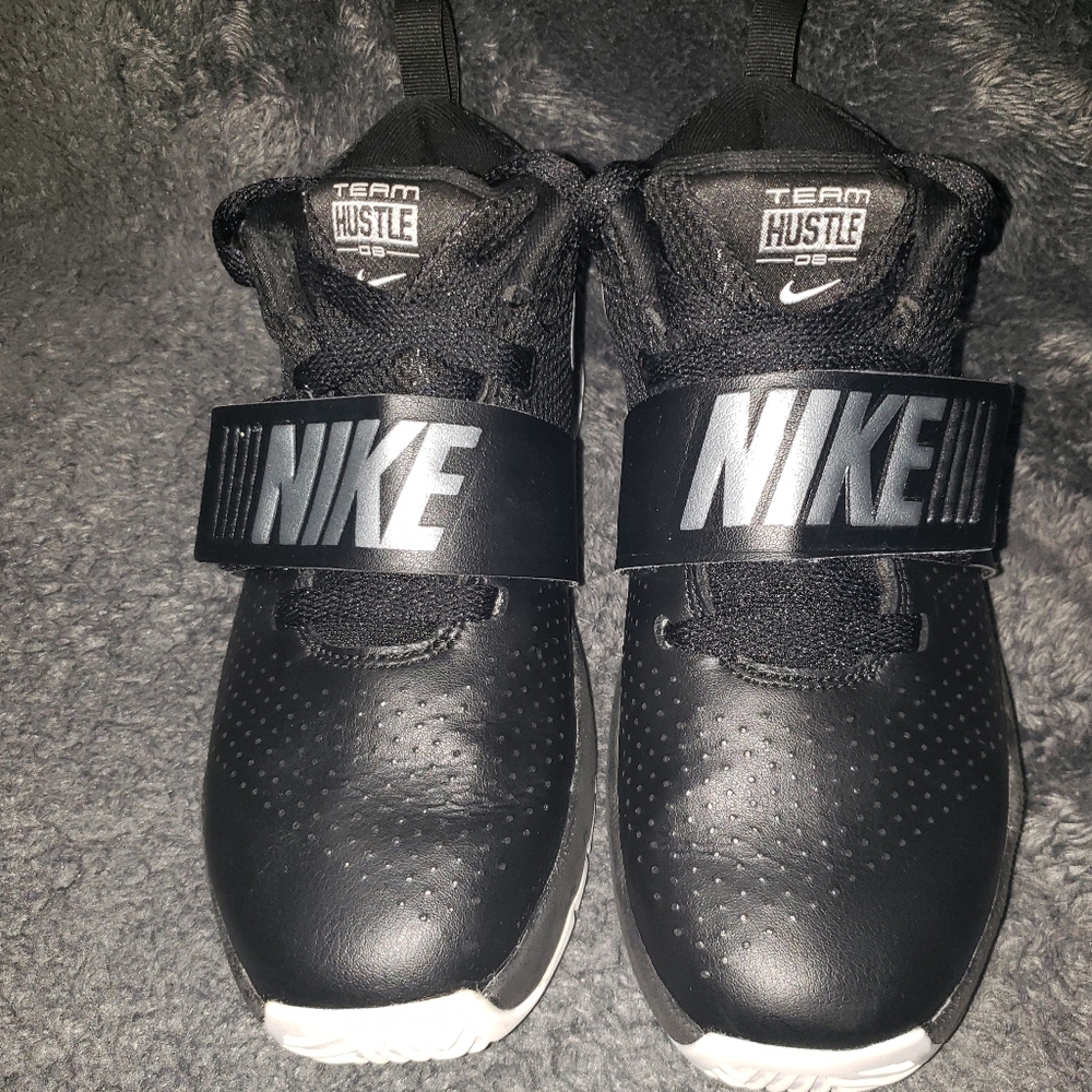 Team Hustle Nike Boys Basketball Shoes